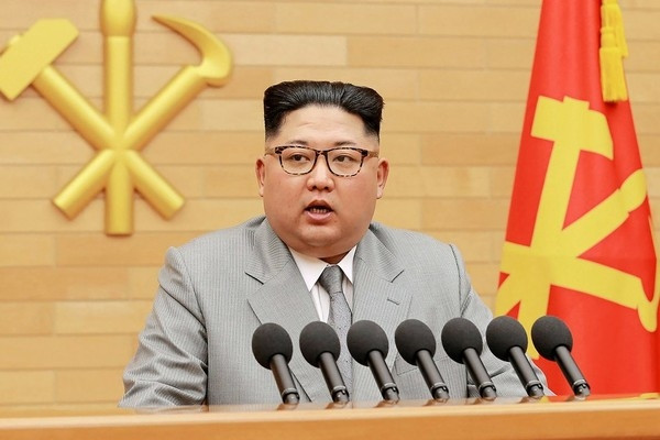 Lần hiếm hoi ông mặc bộ vest và đeo cà vạt kiểu Tây là vào tháng 1 năm ngoái khi ông có bài phát biểu nhân dịp đầu năm mới 2018, bày tỏ ý định cử phái đoàn đại diện tới Hàn Quốc tham dự Thế vận hội Olympics Mùa đông.