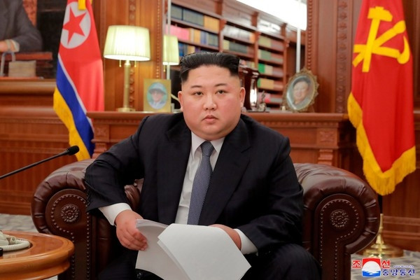 Tiếp tục vào tháng 1 năm nay, vị lãnh đạo Triều Tiên khi đọc bài phát biểu đầu năm mới 2019, ông Kim Jong Un lại mặc Âu phục cùng với cravat xanh xám. Giới phân tích lại một lần nữa dự đoán lãnh đạo Triều Tiên sẽ mặc vest đến cuộc gặp lần hai cùng Tổng thống Trump.