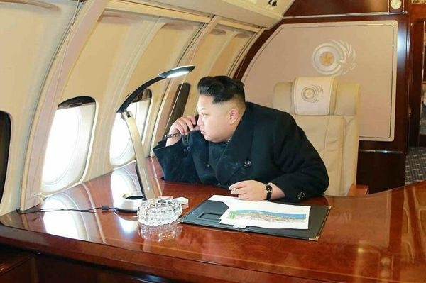 Lãnh đạo Triều Tiên Kim Jong-un bị chụp ảnh khi đeo chiếc đồng hồ thạch anh Movado Museum, có giá khoảng 24 triệu VNĐ