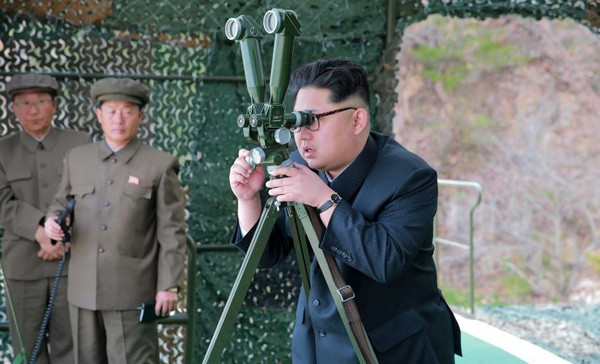Chiếc đồng hồ mạ vàng thuộc dòng Movado Museum, đường kính 38mm trên tay nhà lãnh đạo Triều Tiên Kim Jong-un là một trong những phụ kiện được ông đeo nhiều nhất.