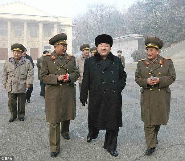 Trang phục mùa đông của nhà lãnh đạo Triều Tiên với set đồ đen gồm găng tay, mũ lông giữ ấm cùng áo trench coat, đây là combo sẽ được vị chủ tịch ưu ái mỗi khi mùa Đông đến.