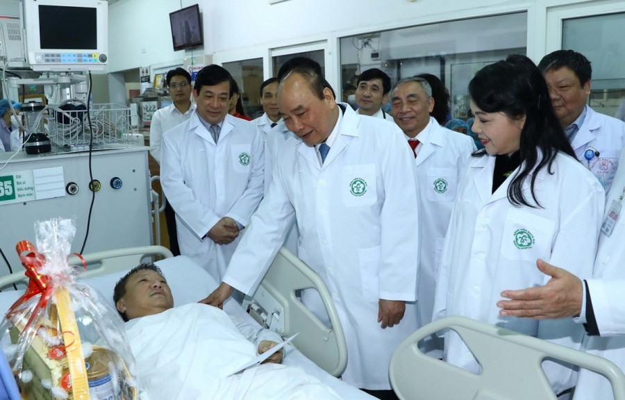 Thủ tướng Nguyễn Xuân Phúc thăm hỏi bệnh nhân tại khoa Cấp cứu (bệnh viện Bạch Mai). (Ảnh: Thống Nhất - TTXVN)
