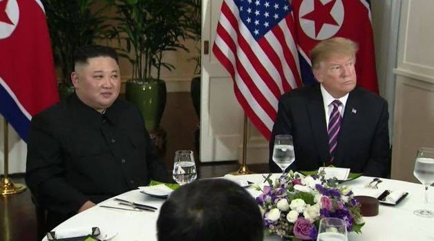 Tổng thống Trump: Vinh dự khi ở cạnh Chủ tịch Kim tại Hà Nội - Ảnh 1.