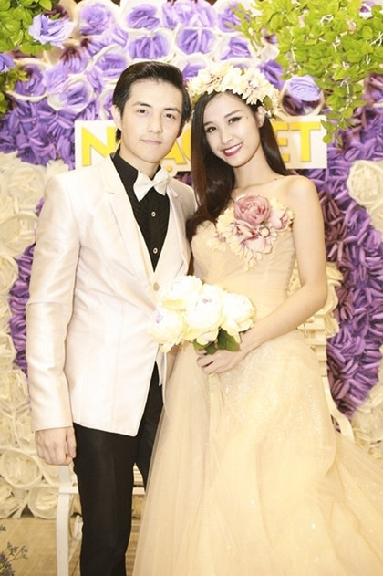 Kỷ niệm 5 năm yêu nhau, cả hai diện trang phục cưới trong một tiết mục song ca trên sân khấu Gala nhạc Việt.