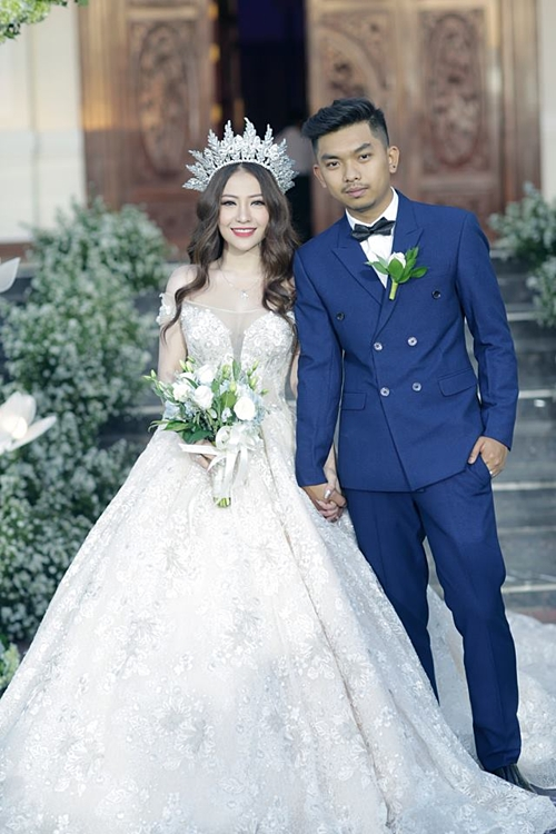 Nữ ca sĩ lên xe hoa hồi đầu năm 2019 với ông xã Triệu Vương.