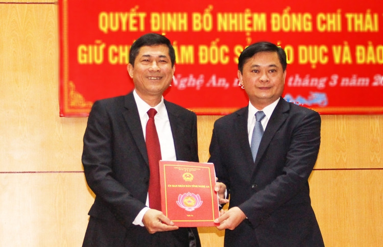 Ông Thái Văn Thành (bên trái) nhận quyết định từ lãnh đạo tỉnh Nghệ An. Ảnh: PV.
