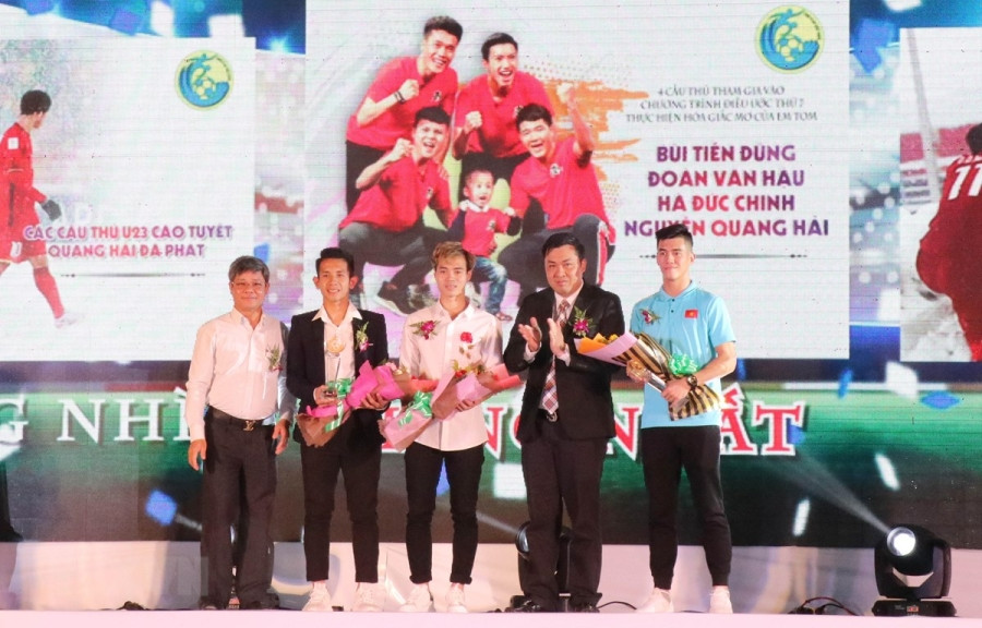 Trao giải Nhì và Ba cho các tuyển thủ Việt Nam và cầu thủ Đỗ Duy Mạnh (Cầu thủ Tiến Linh nhận thay). (Ảnh: Tiến Lực/TTXVN)