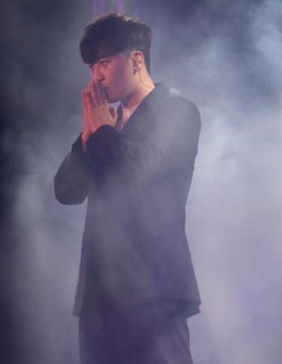 Seungri khóc trong đêm diễn cuối cùng sự nghiệp, hôm 17/2.
