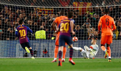 Messi mở tỷ số trên chấm penalty ở phút 18