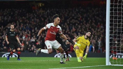 Aubameyang in dấu giày trong cả 3 bàn thắng của Arsenal