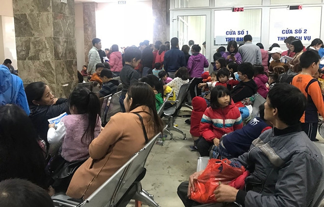 Nhiều gia đình cùng sống tại H.Thuận Thành (Bắc Ninh) đưa con đi xét nghiệm sán lợn /// ẢNH: LIÊN CHÂU