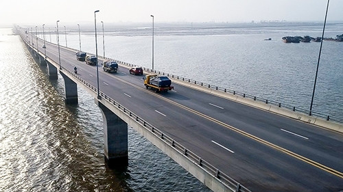 Xe chuyên dụng chở Lux qua cầu vượt biển Tân Vũ - Lạch Huyện.