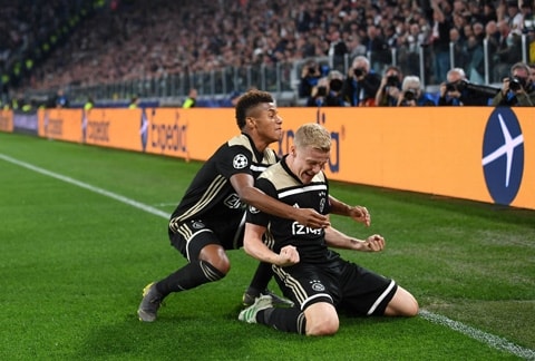 Van de Beek gỡ hòa cho Ajax trước khi kết thúc hiệp 1