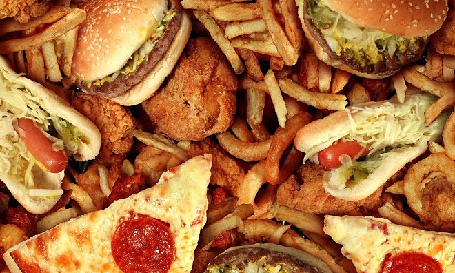 Thực phẩm không nên ăn trước khi bay. Ảnh: Shutterstock. 