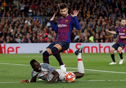 Mane (dưới) và đồng đội rất khó lật ngược thế cờ trước Barca