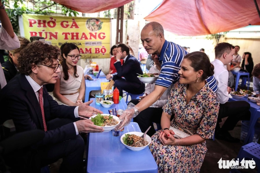 Công chúa kế vị Thụy Điển ăn bún bò vỉa hè, đội nón lá Việt Nam - Ảnh 5.