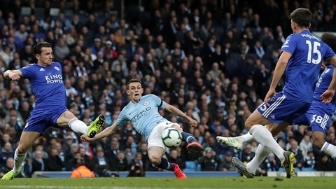 Phil Foden bỏ lỡ cơ hội ở những phút đầu trận