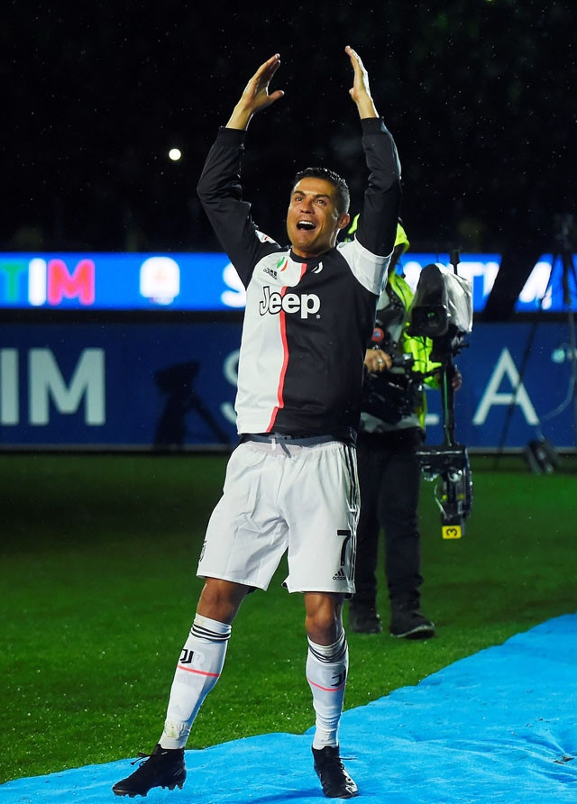 Ronaldo ăn mừng đầy phấn khích trong buổi lễ trao giải. Cá nhân anh đã có chức VĐQG thứ 6 trong sự nghiệp. Trước đó, anh từng 3 lần giành Premier League với M.U, 2 La Liga với M.U và bây giờ có thêm 1 lần cùng Juventus