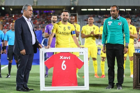 Xavi nhận món quà tri ân của BLĐ Al Sadd
