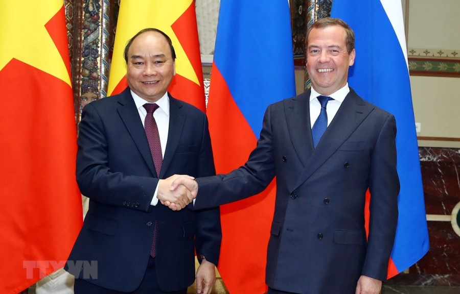 Thủ tướng Liên bang Nga Dmitri Medvedev đón Thủ tướng Nguyễn Xuân Phúc. (Ảnh: Thống Nhất/TTXVN)