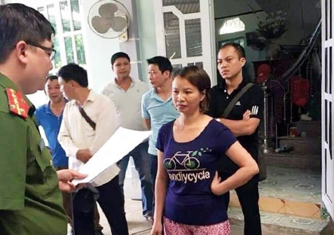 Cơ quan công an đọc lệnh bắt tạm giam và khám xét nhà khẩn cấp đối với bà Trần Thị Hiền /// Ảnh: Hải Yến