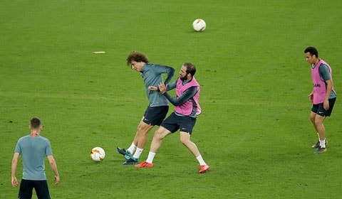 David Luiz không hài lòng với pha vào bóng của Higuain