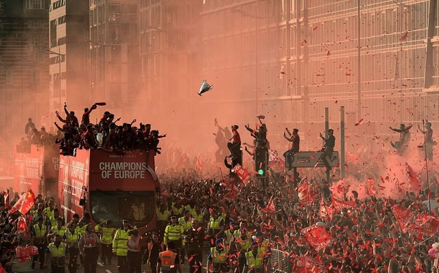 Đôi khi, các anh chàng quá khích tung chiếc cúp Champions League giả lên làm nhiều fan tưởng cầu thủ của mình làm rơi cúp