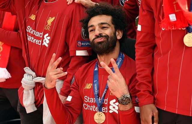 Trên xe bus diễu hành, anh chàng Mohamed Salah vui vẻ tạo dáng khi lần đầu giành chức vô địch Champions League trong sự nghiệp