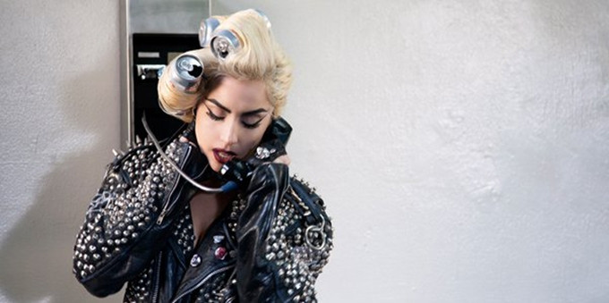 Khi mới xem video, nhiều khán giả nhận ra hình ảnh cuốn tóc bằng lon bia và nghe điện thoải của Thu Minh giống mới hình ảnh của Lady Gaga ở MV Telephone.