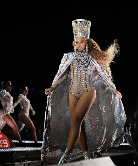 Không ít khán giả tố giác phong cách quyền lực và sexy của Thu Minh ảnh hưởng khá nặng từ tạo hình của ngôi sao ca nhạc Beyonce tại các tuor diễn nổi tiếng của cô.