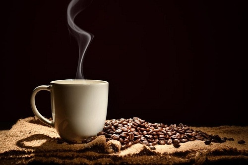 Hạt cà phê rang xay là món quà thích hợp với tín đồ cà phê. Ảnh: Ecr.