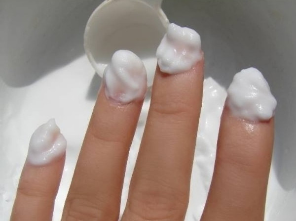 Trị móng tay ố vàng Dùng sơn móng quá thường xuyên có thể khiến móng tay bị ố vàng. Các đơn giản nhất để cải thiện tình trạng là ủ móng tay bằng kem đánh răng. Có thể lặp lại 3 - 4 lần/tuần để sớm đạt hiệu quả.