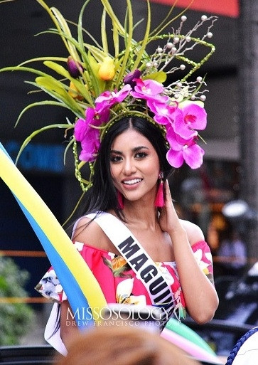 Các thí sinh hoa hậu diễu hành trên phố trong lễ Santacruzan hồi tháng năm. Ảnh: Drew Francisco.
