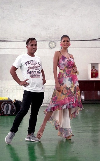 Một buổi đào tạo hoa hậu của Rodgil Flores (trái). Ảnh: SCMP.