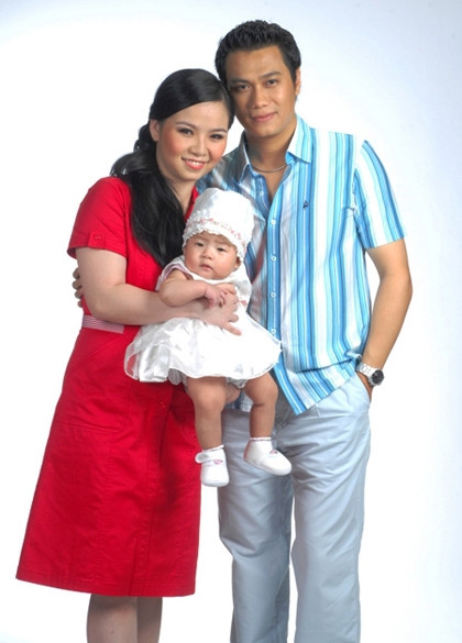 Năm 2006, Việt Anh kết hôn với Thùy Linh - biên tập viên một đài truyền hình. Hai người sinh con gái Dâu Tây năm 2007. 