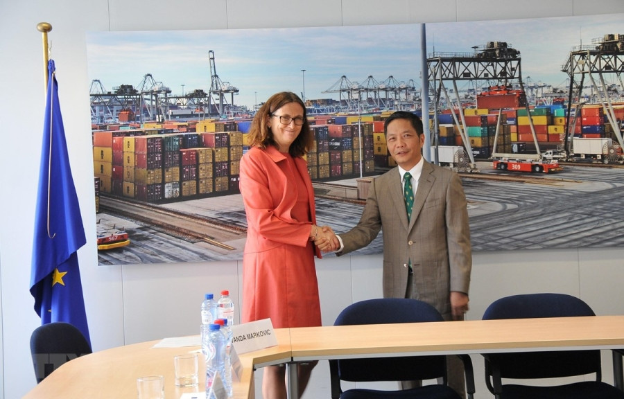 Bộ trưởng Công Thương Việt Nam Trần Tuấn Anh và Cao ủy Liên minh châu Âu phụ trách thương mại Cecilia Malmström trong phiên làm việc kết thúc quá trình rà soát pháp lý EVFTA ngày 25/6/2018 tại Bỉ. (Ảnh: Kim Chung/TTXVN)