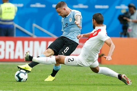 Nahitan Nandez bỏ lỡ cơ hội ngon ăn ở giữa hiệp 1