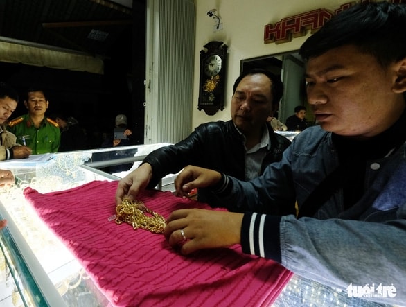 Cầm búa cướp tiệm vàng trong chớp mắt và bị bắt chớp nhoáng  - Ảnh 2.