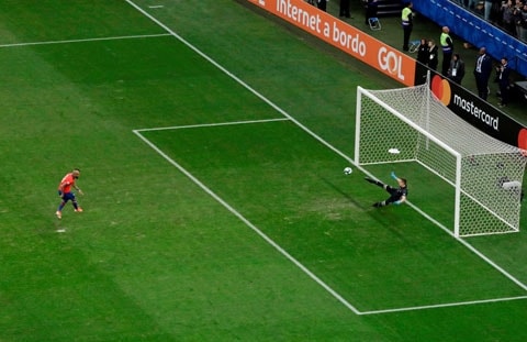 Vidal ghi bàn trên chấm 11m cho Chile