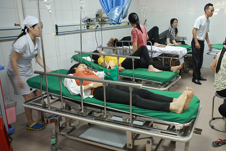 Các công nhân cấp cứu tại bệnh viện 115. Ảnh: Nguyễn Hải.