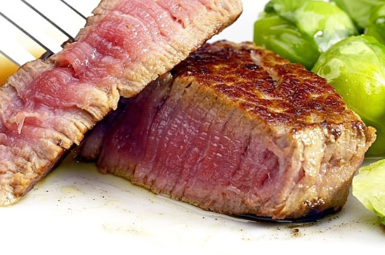 Ăn thịt bò tái có nguy cơ nhiễm ký sinh trùng. Ảnh: Health