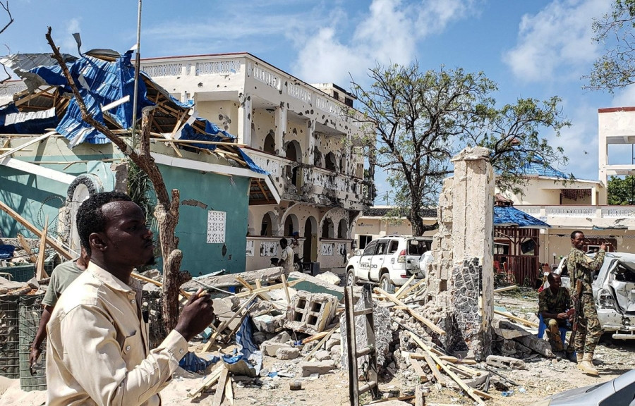 Hiện trường đổ nát sau vụ tấn công của phiến quân nhằm vào khách sạn nổi tiếng Medina ở Kismayo, miền Nam Somalia ngày 13/7. (Ảnh: AFP/TTXVN)
