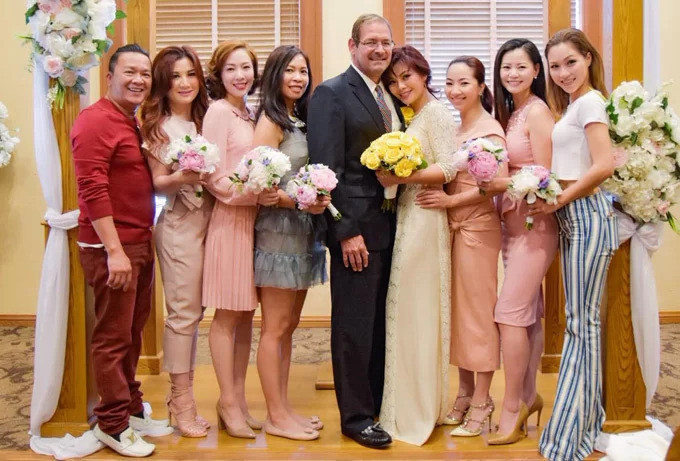 Ngọc Anh 3A làm đám cưới với ông xã ngoại quốc John Gallander hồi tháng 6/2018.
