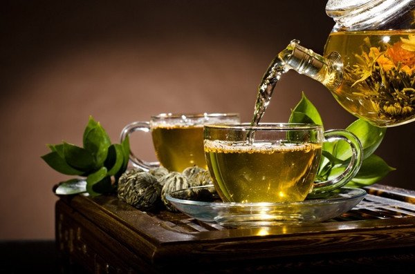 Uống trà xanh giúp tăng cường trao đổi chất, thúc đẩy đốt cháy năng lượng.