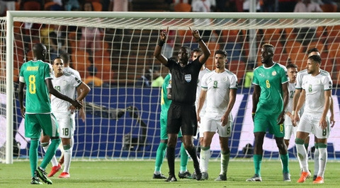 Trọng tài sử dụng VAR ở phút 60 và không có penalty cho Senegal