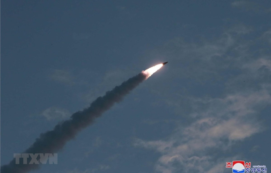 Một tên lửa dẫn đường chiến thuật mới được Triều Tiên phóng thử gần thị trấn ven biển phía Đông Wonsan, được công bố hôm 26/7. (Ảnh: Yonhap/TTXVN)