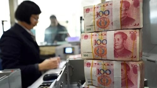 Nhân viên đếm tiền 100 nhân dân tệ tại một ngân hàng ở Trung Quốc. Ảnh: AFP