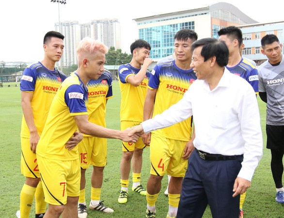Bộ trưởng Nguyễn Ngọc Thiện thăm thầy trò HLV Park Hang Seo - Ảnh 1.