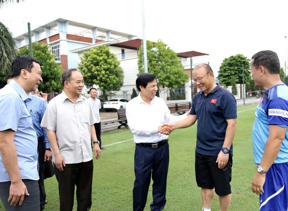 Bộ trưởng Nguyễn Ngọc Thiện thăm thầy trò HLV Park Hang Seo - Ảnh 2.