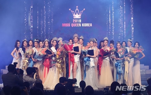 Chung kết Miss Queen Korea 2019 diễn ra ở Seoul, tối 5/9. Cuộc thi này trao ba danh hiệu gồm Miss World, Miss Universe Korea và Supranational Korea (từ trái sang).